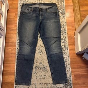 Great pair of Old Navy mid rise jeans size 12